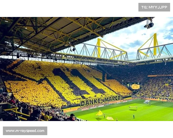 欧冠主题曲响彻诺坎普，巴萨球迷巨幅TIFO致敬传奇